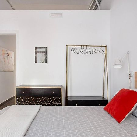 Stylish Apartment With Terrace For Couple Or Family Barcelona Luaran gambar