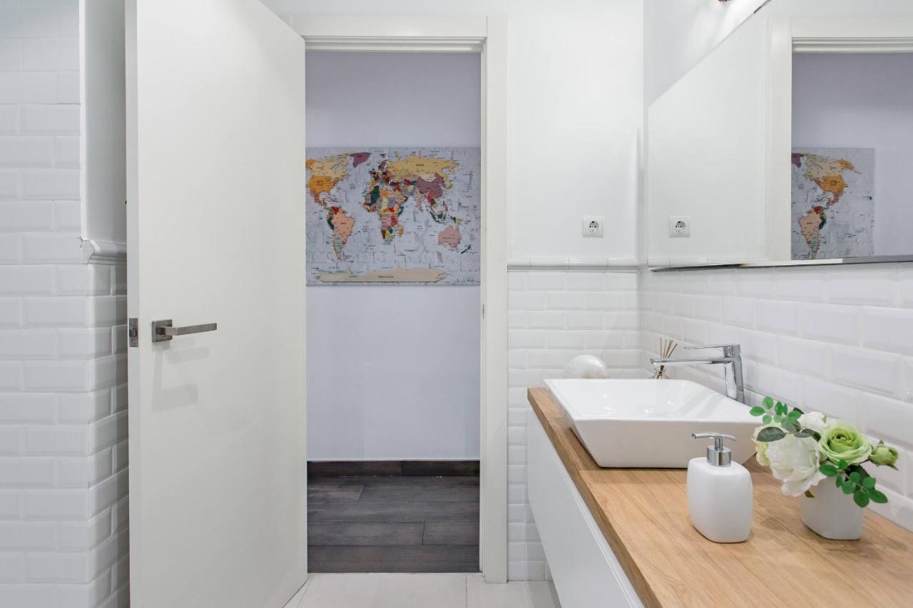 Stylish Apartment With Terrace For Couple Or Family Barcelona Luaran gambar