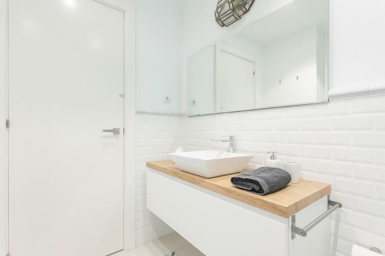 Stylish Apartment With Terrace For Couple Or Family Barcelona Luaran gambar