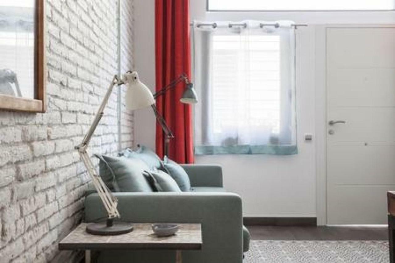 Stylish Apartment With Terrace For Couple Or Family Barcelona Luaran gambar